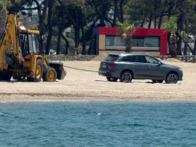 Пазарджиклия влезе с колата на гръцки плаж