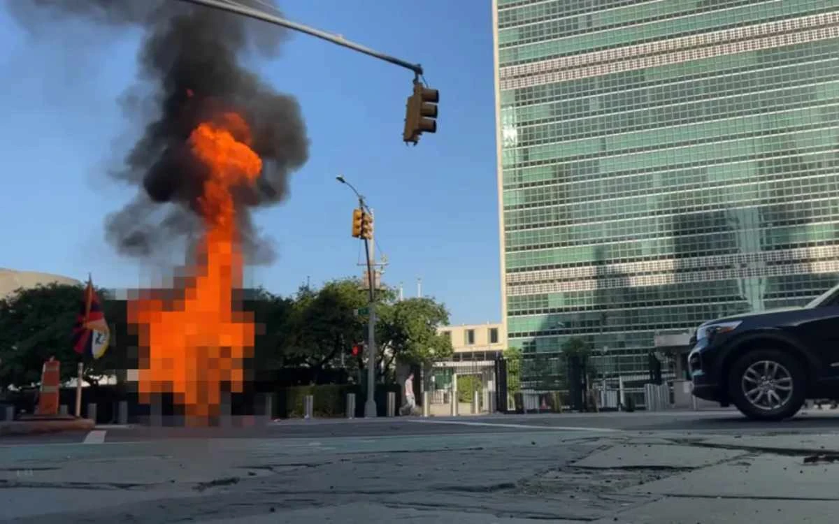 Мъж се самозапали близо до централата на ООН в Ню