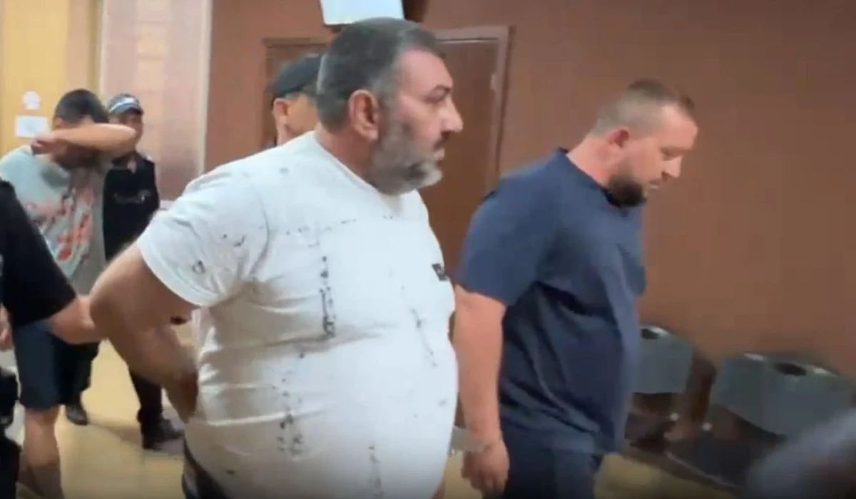 Оковани в белезници: В съда в Пловдив доведоха четирима от ударената схема за милиони