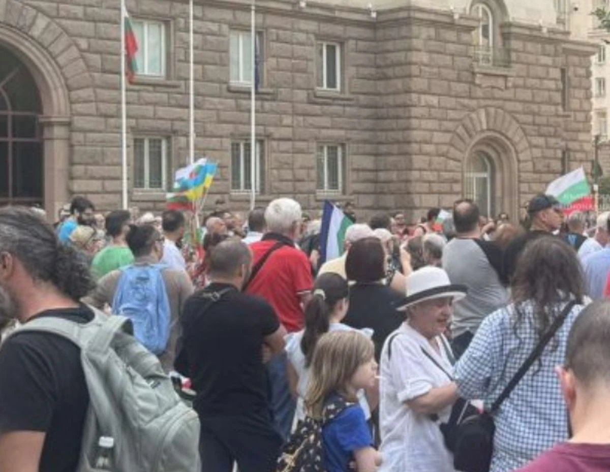 Протестиращи срещу кабинета на се събраха в центъра на София