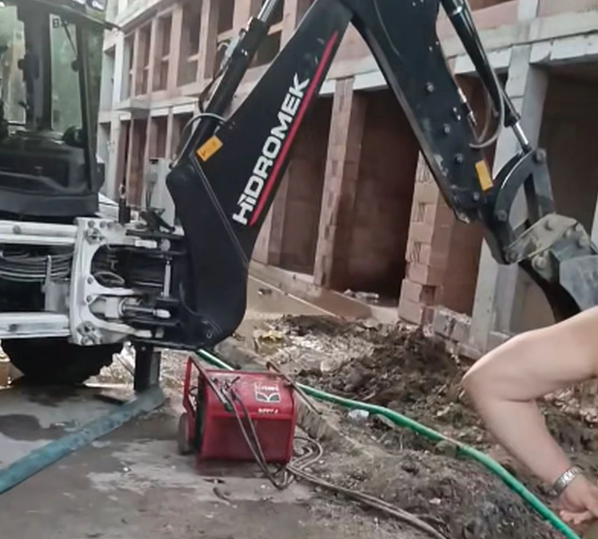 Частен строеж остави стотици пловдивчани без вода и ток