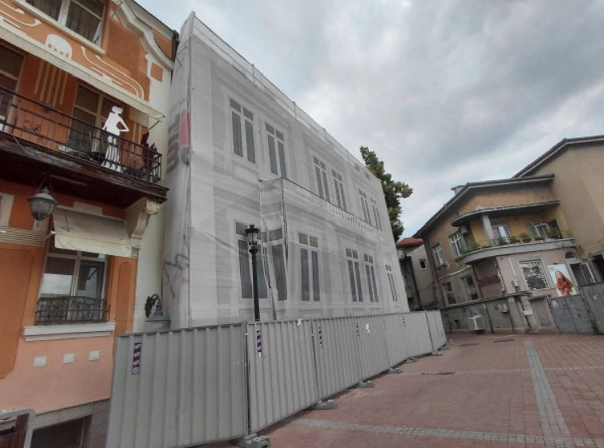 Реставрират фасадата на още една знакова къща в центъра на Пловдив