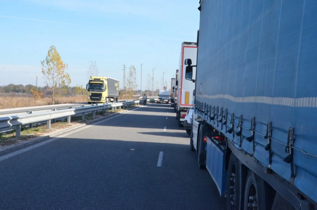 Ограничават движението на тежкотоварни камиони днес Мярката важи от 15