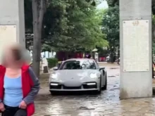 "Порше" гази закона в пешеходната зона на Созопол, полицията проверява дали е на Емрах Стораро