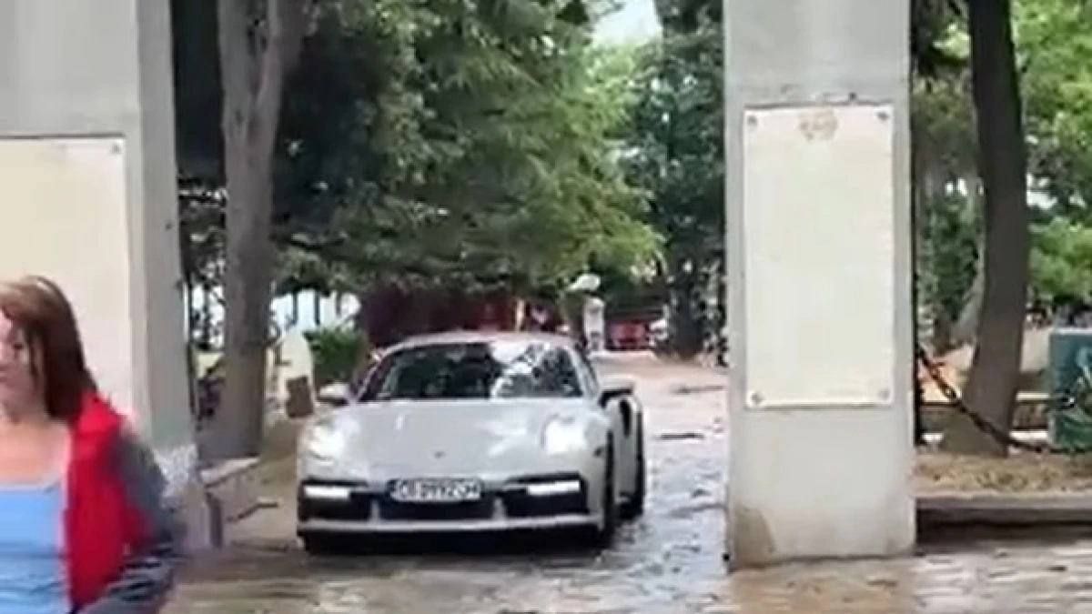 Скандален клип на лек автомобил в градската градина на Созопол предизвика