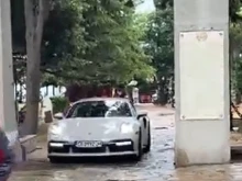 Нагло: Луксозна кола нахлу в пешеходна зона в Созопол, според очевидци е на Емрах Стораро