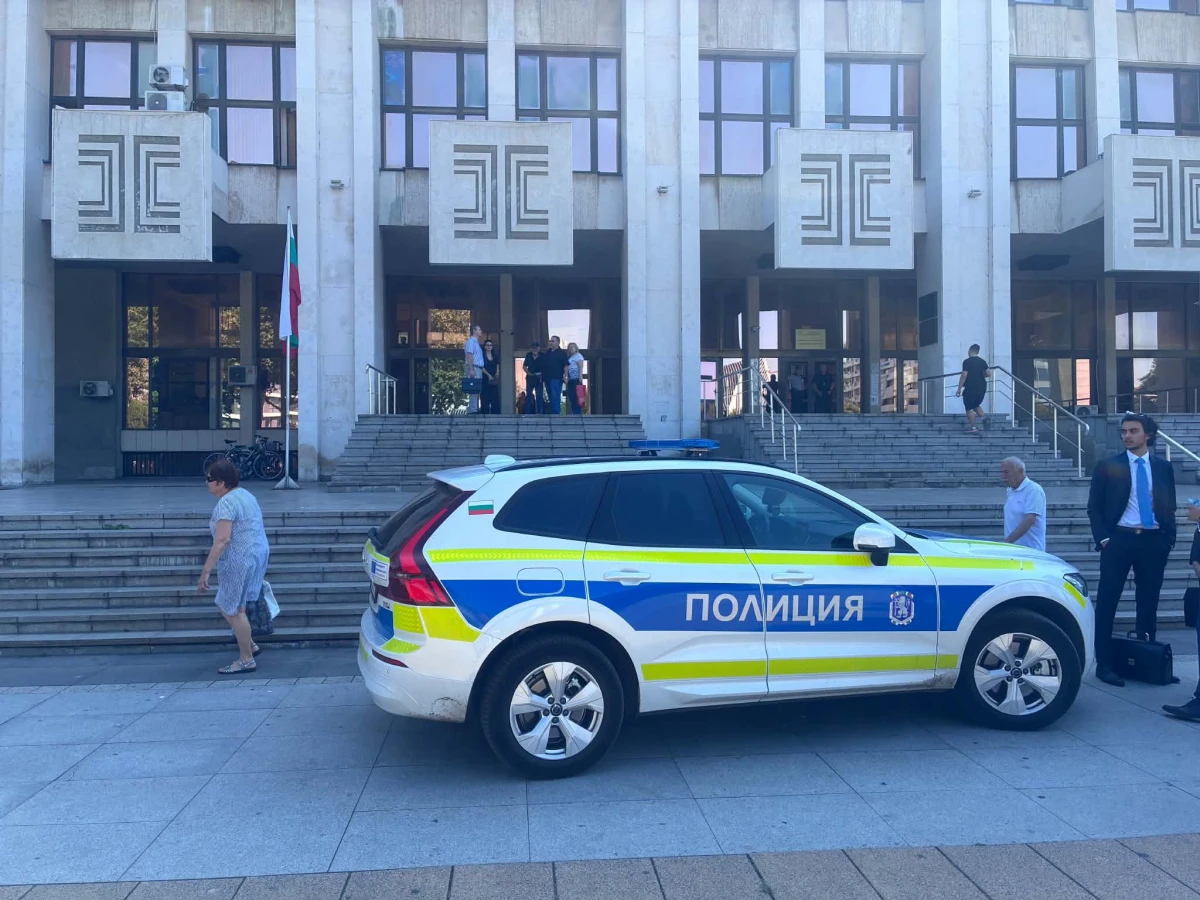 Сигнал за бомба наложи евакуация на Съдебната палата в Бургас
