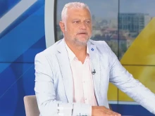 Дечев за двата паспорта на Десислава Атанасова: Защо се връща паспорт, преди да е изтекъл срокът му?