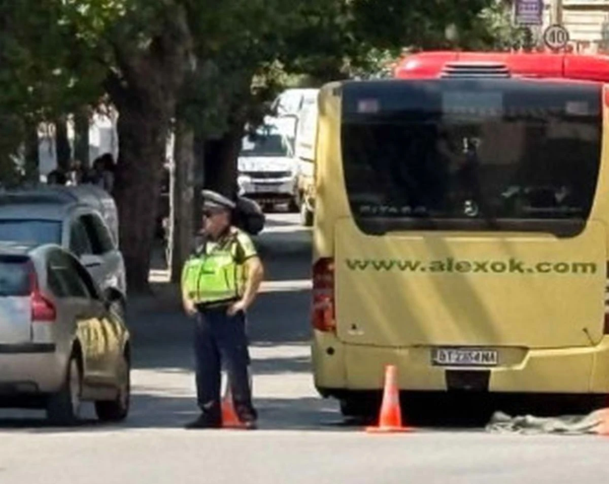 Автобус на градския транспорт блъска и уби жена във Велико