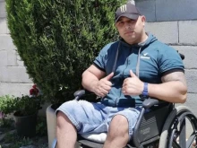 Млад мъж има нужда от помощ