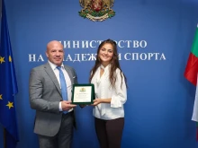Министър Енчо Керязов отличи Елиза Чолакова за историческия успех