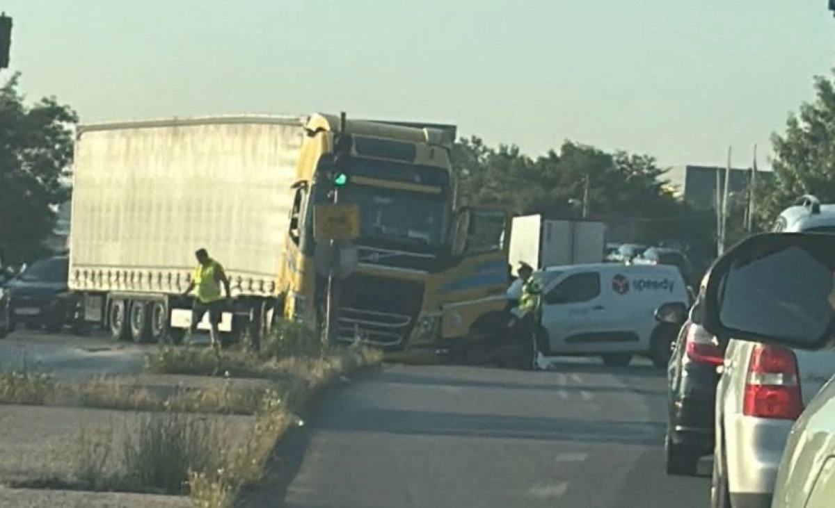 Денят в столицата започна с катастрофа По данни на очевидци