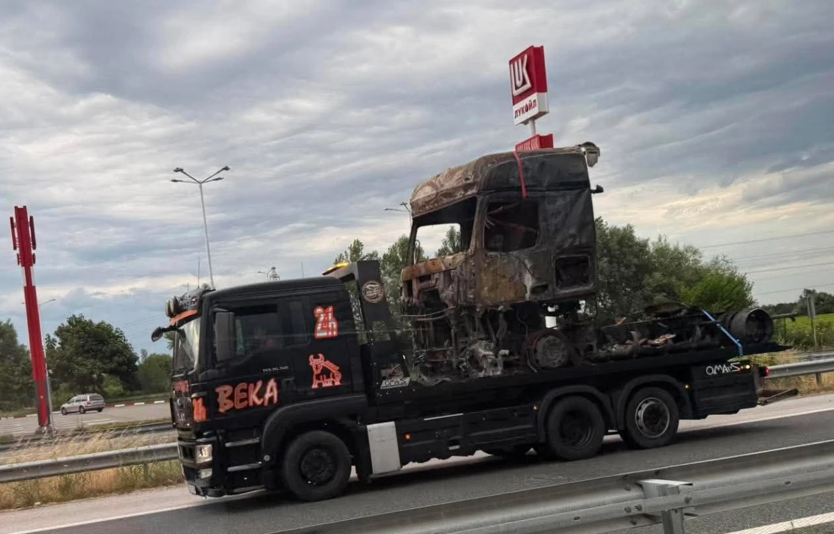 Вижте изпепеления ТИР: Тежка техника разчиства магистралата, движението остава критично затруднено