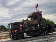 Вижте изпепеления ТИР: Тежка техника разчиства магистралата, движението остава критично затруднено