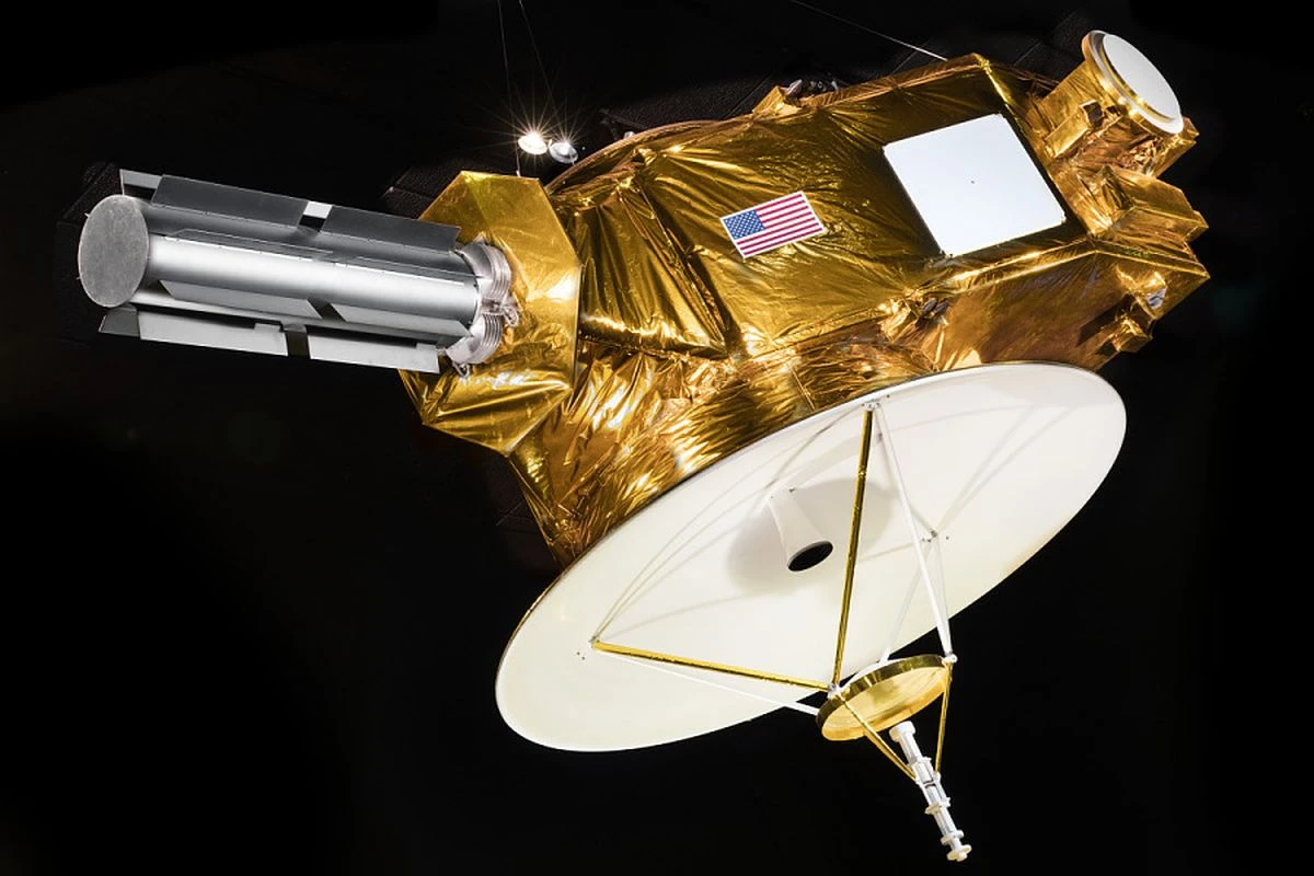 След близо година хибернация космическият апарат New Horizons се събуди