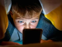 ГЕРБ-СДС с радикална идея: Искат "вечерен час" в TikTok и Facebook за непълнолетни