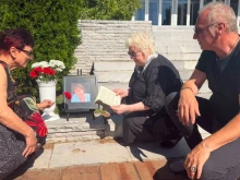 Поставиха портрет на поетесата Надежда Захариева пред Дома на културата в Сандански