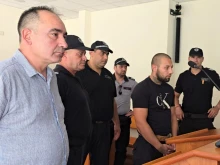 Съдът остави зад решетките обвиняемия за тройното убийство в Угър...