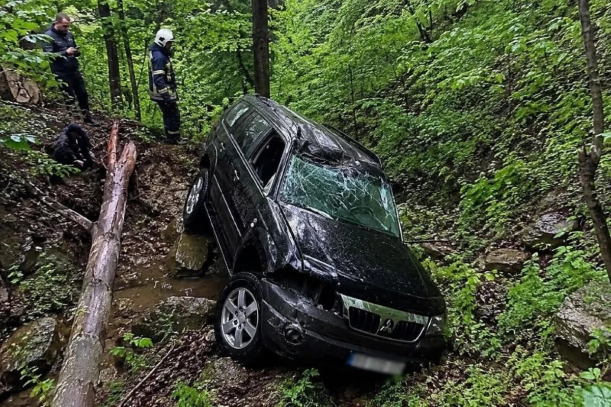 Високопроходим автомобил с четирима младежи самокатастрофира по пътя за връх
