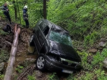 Джип с четирима младежи пропадна в дере по пътя за вр. Околчица