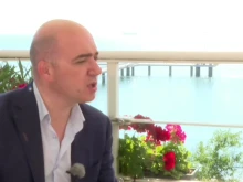 Министърът на туризма: Курортите са пълни. Всички Airbnb-та, Booking ще бъдат вкарани в регистри, за да започнат да плащат данъци