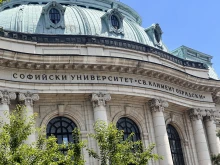 След шокиращите цени на платеното обучение миналата година: МОН предлага още 10% намаление на таксите