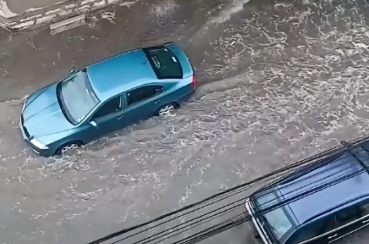 Силна буря удари Лом Кадри на Meteo Balkans показват наводнени