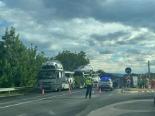 Автовоз и микробус се блъснаха на Подбалканския път, има пострадал