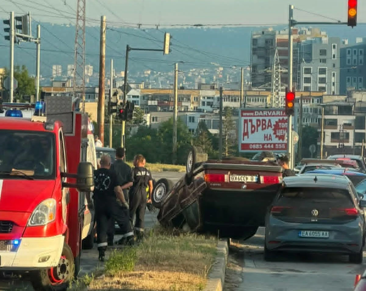 Кола се обърна по таван и рани дете във Варна
