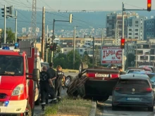 Кола се обърна по таван във Варна: Ранено е дете