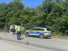 Линейка, возеща пациент, се преобърна край Враца
