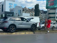 Катастрофа между бул. "Сливница" и бул. "Панчо Владигеров" в София: Кола се качи на разделителната ивица