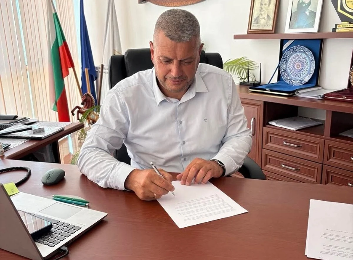Кметът на община Неделино Боян Кехайов подписа административен договор с