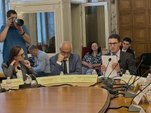 "Кой работи за 550 евро? То е невъзможно!": Управляващите вдигнаха минималния осигурителен доход на второ четене в комисия