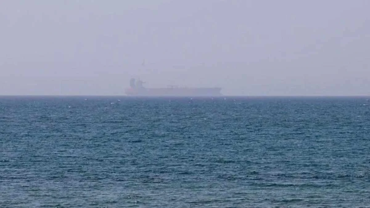 Търговски танкер е бил атакуван и ударен от снаряд на
