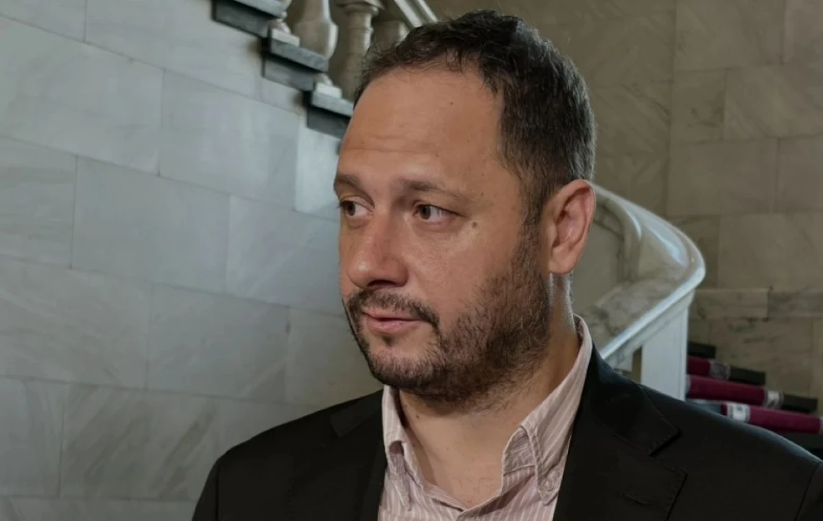 Коалицията на желаещите е извън институционална създадена за да се