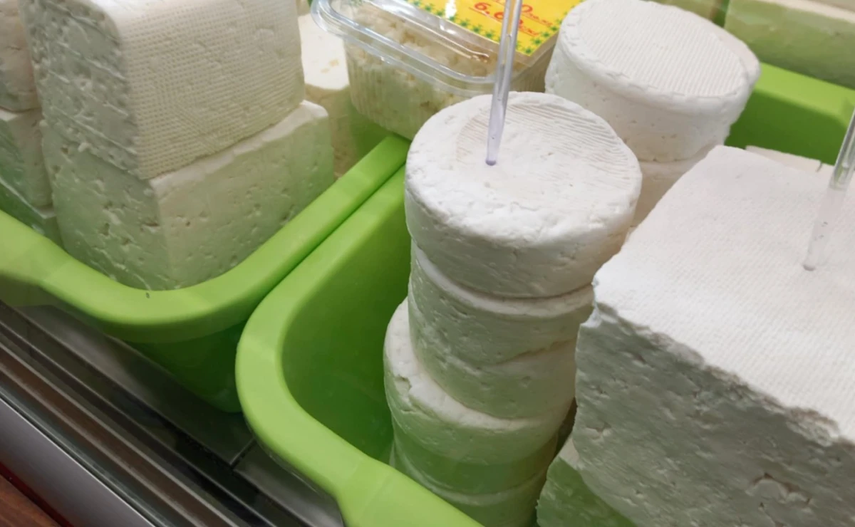 Земеделският министър призна: Има напълно легален внос на продукти, продавани като "българско саламурено сирене"