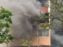 Пожар в жилищен блок във Варна, има обгазени хора