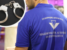 Арестуваха за подкуп двама служители на НАП