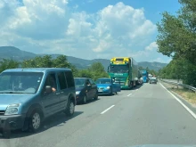 Отново тапа в Кресненското дефиле, хората слизат от колите