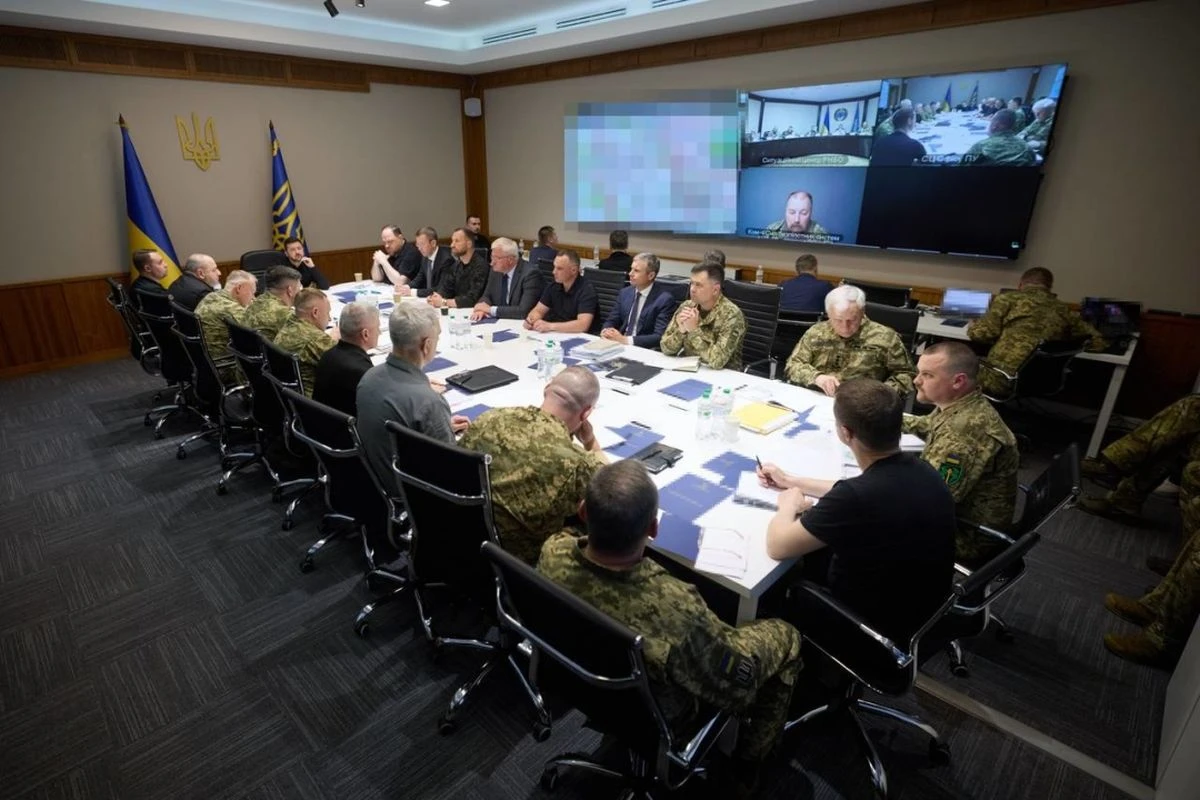Украинският президент събра на специално съвещание командири на водещи армейски