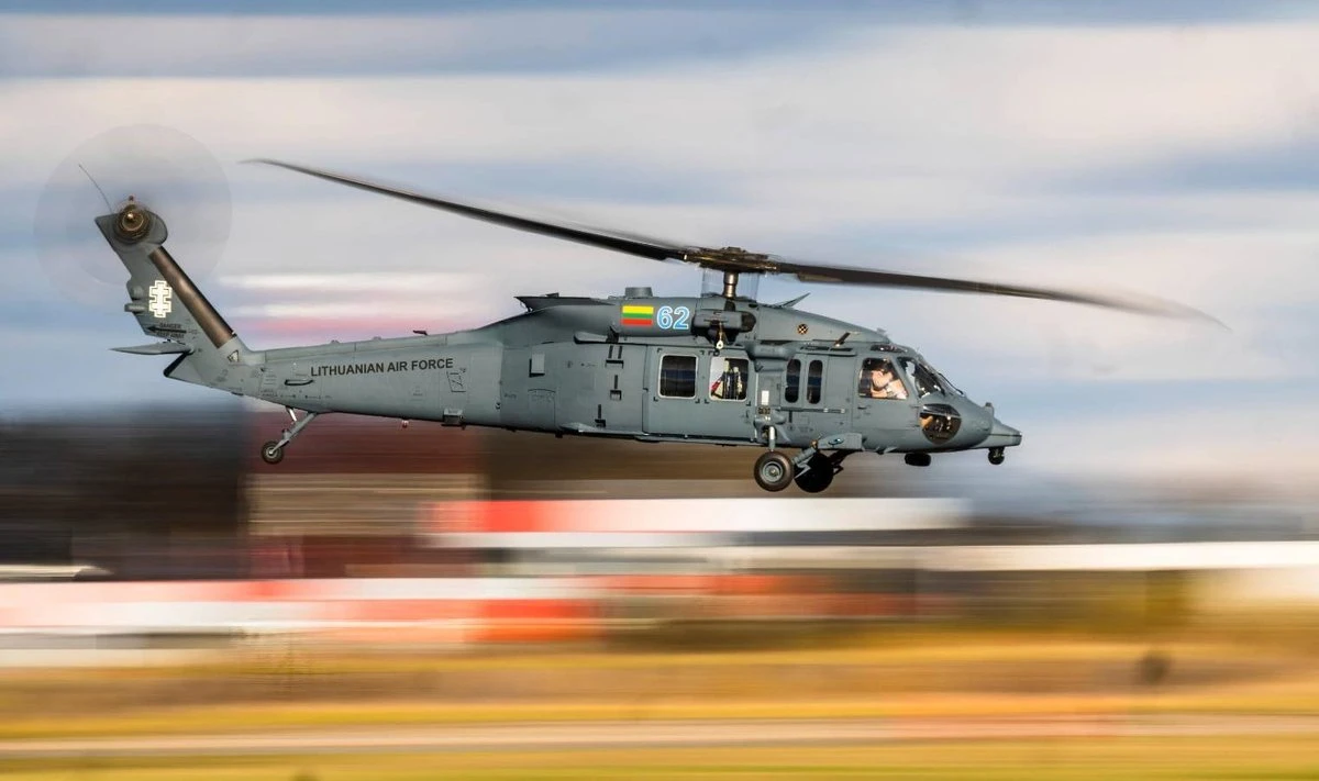 Екипажите на новите хеликоптери Black Hawk разположени във военновъздушната база