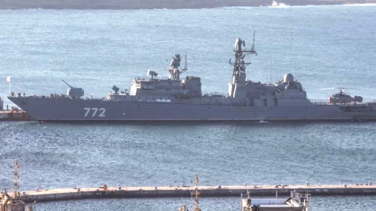 Руски военен кораб следен от кораб на Кралския флот на