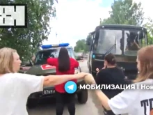 "Позволете ми да се сбогувам със сина си": Роднини блокират военни превозни средства в Свердловска област на Русия