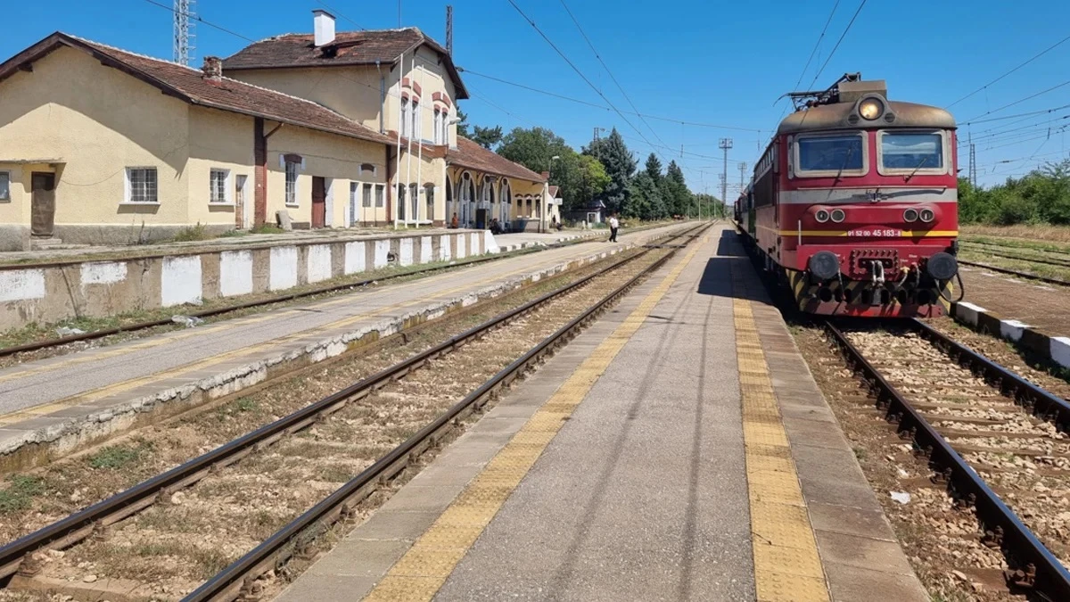 Пожар в локомотив на товарен влак беше потушен край Бойчиновци