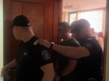 Искат доживотен затвор за мъжа, помел двама полицаи с автобус с мигранти в Бургас