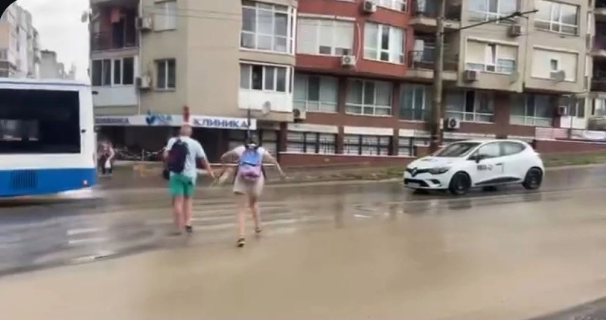 Няколко минути дъжд превърна улиците на Варна в реки Читател