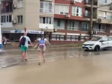 Проливен дъжд превърна улиците на Варна в реки