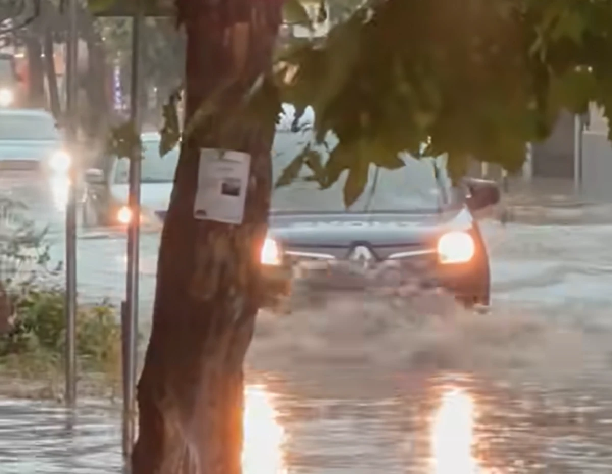 Улици под вода във Варна след падналия обилен порой днес
