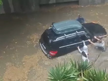 Подлезът "Шипка" под вода, хора вадят кола на ръце